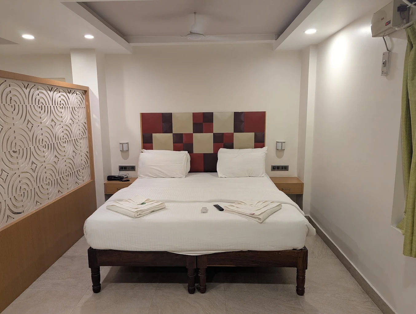Hotel Diviyum Manor_room.webp